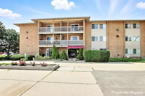 920 Beau Dr #110, Des Plaines, IL 60016