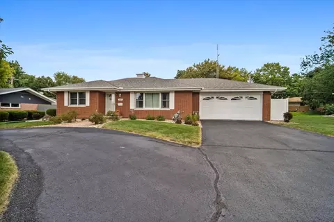222 Fairway Dr, Bloomington, IL 61701 photo 2