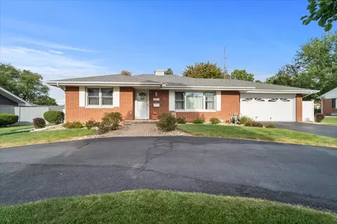 222 Fairway Dr, Bloomington, IL 61701