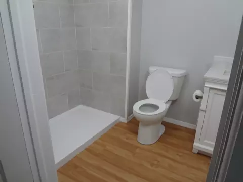 Bath - 456 Addison St, Elgin, IL 60120 photo 3 of 6