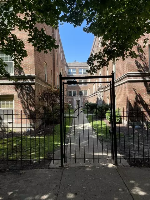 7318 N Honore St #403, Chicago, IL 60626