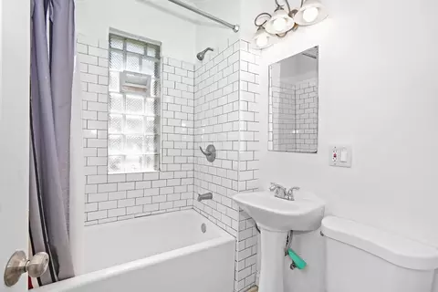 Bath - 6409 S Champlain Ave, Chicago, IL 60637 photo 1 of 2