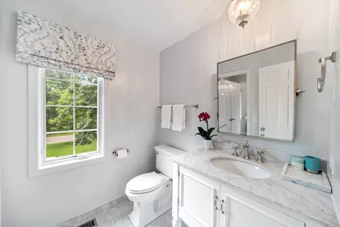 Bath - 1020 Mccormick Dr, Lake Forest, IL 60045 photo 4 of 5