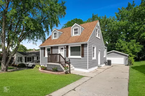 157 N Emerald Ave, Mundelein, IL 60060