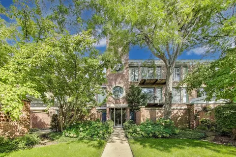 5020 Arbor Ln #202, Northfield, IL 60093