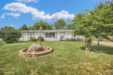 2208 Mallard Dr, Mahomet, IL 61853
