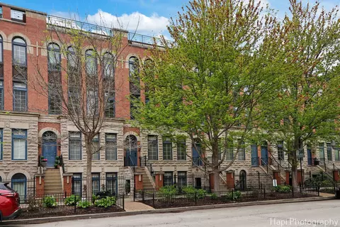 358 W Huron St #B, Chicago, IL 60654