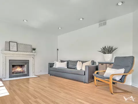 Living - 551 Foster Ave, Bartlett, IL 60103 photo 5 of 5