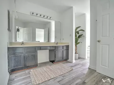 Bath - 551 Foster Ave, Bartlett, IL 60103 photo 1 of 2