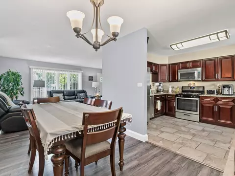 9 N564 Flora Dr, Elgin, IL 60123 photo 5