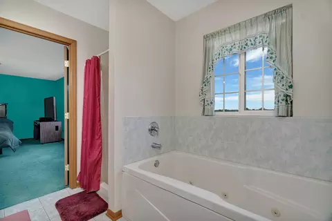Bath - 1807 Sunset Ln, Morris, IL 60450 photo 2 of 3