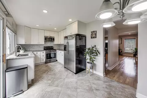 Kitchen - 2067 Kettering Rd, Hoffman Estates, IL 60169 photo 3 of 3