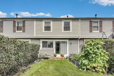 Exterior - 2067 Kettering Rd, Hoffman Estates, IL 60169 photo 2 of 6