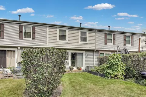 Exterior - 2067 Kettering Rd, Hoffman Estates, IL 60169 photo 3 of 6