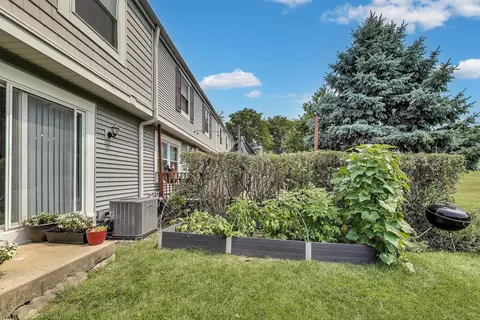 Exterior - 2067 Kettering Rd, Hoffman Estates, IL 60169 photo 5 of 6