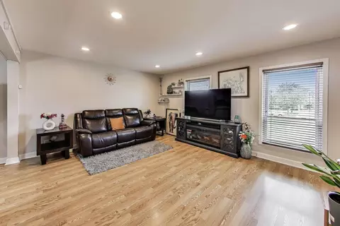 Living - 2067 Kettering Rd, Hoffman Estates, IL 60169 photo 1 of 1