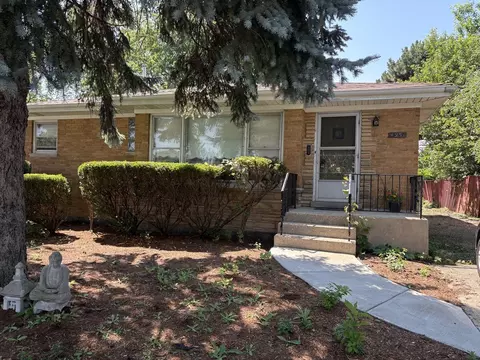 4951 Howard St, Skokie, IL 60077