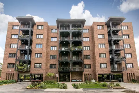 9395 Landings Ln #302, Des Plaines, IL 60016