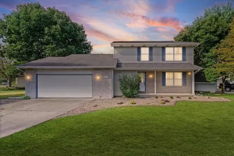 513 Sherwood Dr, Saint Joseph, IL 61873