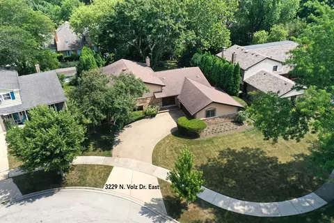 3229 N Volz Dr E, Arlington Heights, IL 60004