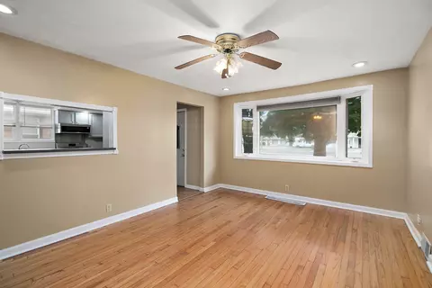 Living - 675 E Broadway St, Bradley, IL 60915 photo 2 of 3
