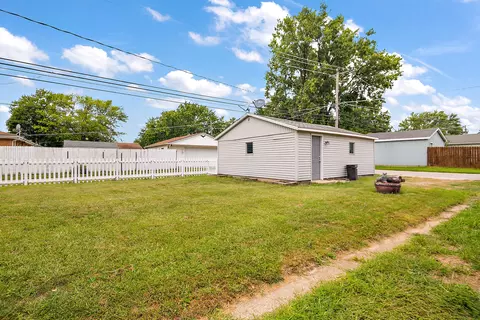 Exterior - 675 E Broadway St, Bradley, IL 60915 photo 3 of 4