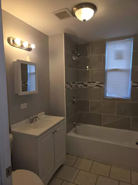 Bath - 6039 S Carpenter St, Chicago, IL 60621 photo 1 of 4