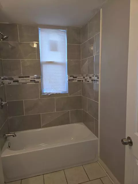 Bath - 6039 S Carpenter St, Chicago, IL 60621 photo 2 of 4