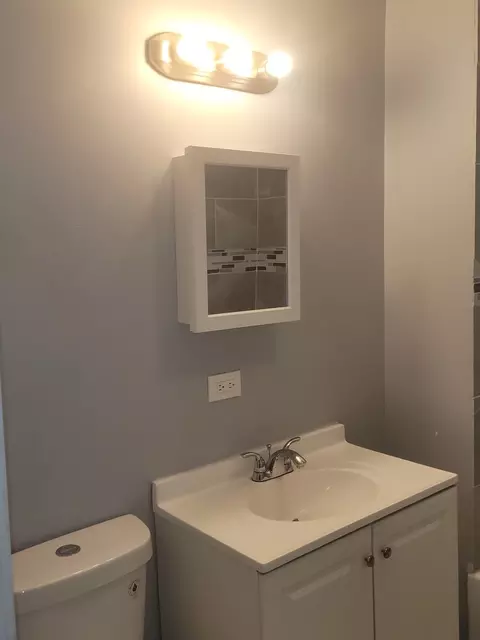 Bath - 6039 S Carpenter St, Chicago, IL 60621 photo 3 of 4