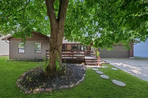 906 Hollycrest Dr, Champaign, IL 61821