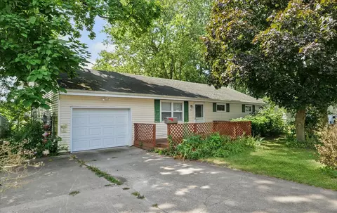 2 Circle Dr, Fisher, IL 61843