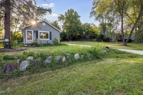 12 Meadow Ln, Oakwood Hills, IL 60013