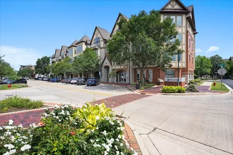 450 S 1st St #208, Saint Charles, IL 60174