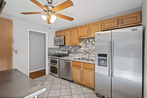Kitchen - 17832 Burnham Ave, Lansing, IL 60438 photo 2 of 2