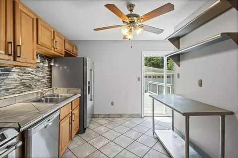 Kitchen - 17832 Burnham Ave, Lansing, IL 60438 photo 1 of 2