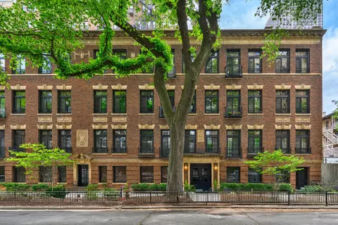 21 Elm St #3D, Chicago, IL 60611