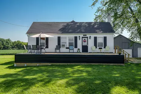 3021 N Dakota Rd, Freeport, IL 61032