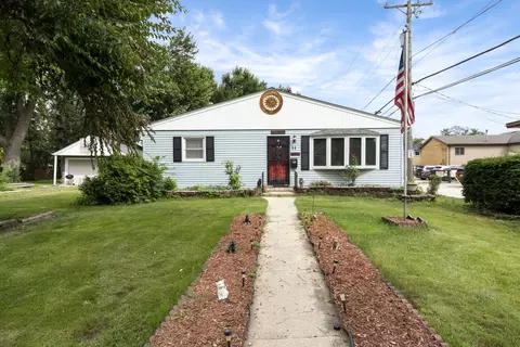 11 N Grant St, Westmont, IL 60559