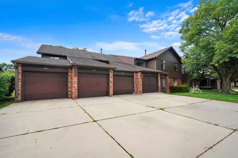26 Creekside Cir #C, Elgin, IL 60123
