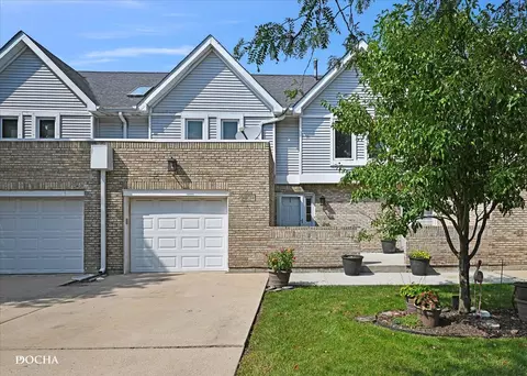 9404 Lindsay St, Orland Hills, IL 60487