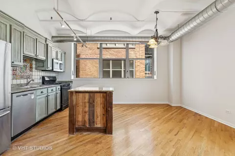 Kitchen - 500 S Clinton St #710, Chicago, IL 60607 photo 2 of 3