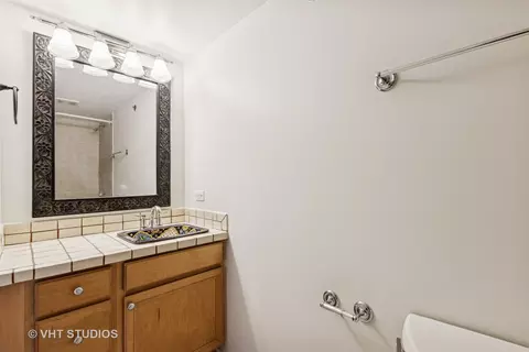Bath - 500 S Clinton St #710, Chicago, IL 60607 photo 2 of 4