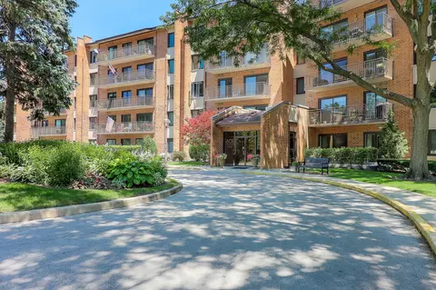 601 Lake Hinsdale Dr #307, Willowbrook, IL 60527