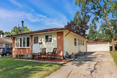 226 N California Ave, Mundelein, IL 60060