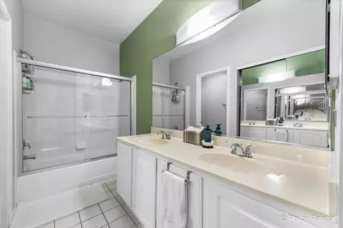 279 Snug Harbor Dr, Willowbrook, IL 60527 photo 15