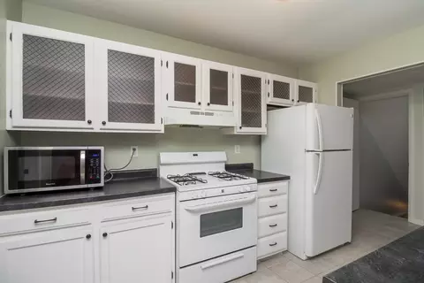 Kitchen - 11 Cypress Sq, Elgin, IL 60123 photo 1 of 3