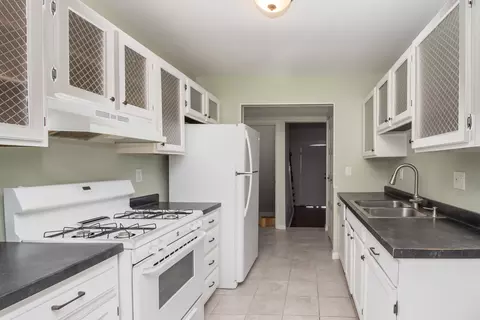 Kitchen - 11 Cypress Sq, Elgin, IL 60123 photo 2 of 3