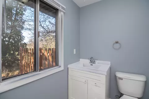 Bath - 11 Cypress Sq, Elgin, IL 60123 photo 3 of 4