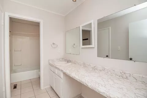 Bath - 11 Cypress Sq, Elgin, IL 60123 photo 2 of 4