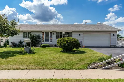 8424 Victory Ln, Machesney Park, IL 61115